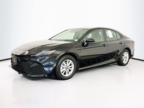 Used 2025 Toyota Camry LE image 3