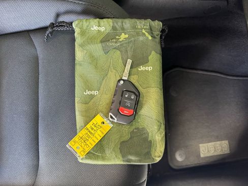 Used 2019 Jeep Wrangler Unlimited Sahara w/ Safety Group AWD/4WD image 30