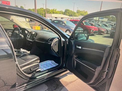 Used 2019 Chrysler 300 Limited RWD image 15