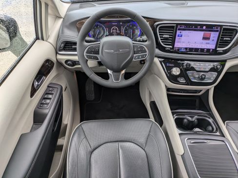 Used 2023 Chrysler Pacifica Limited w/ Uconnect Theater Family Group FWD image 17