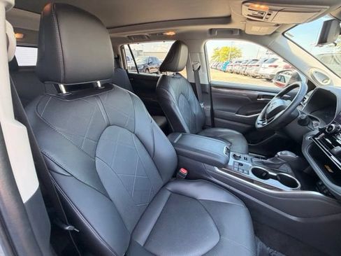 Used 2024 Toyota Highlander Platinum AWD/4WD image 16