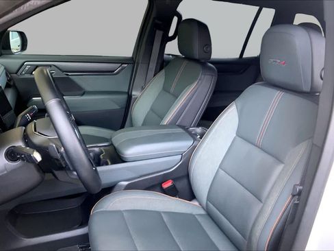 Used 2025 GMC Acadia AT4 w/ Luxury Package AWD/4WD image 8