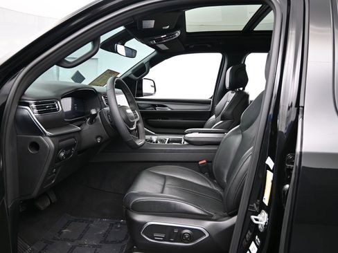 Used 2023 Jeep Wagoneer Series II image 12