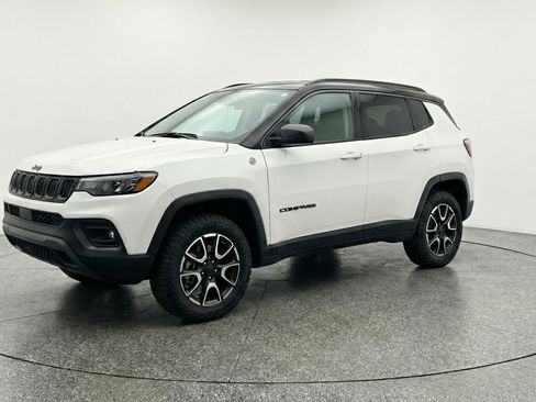 Used 2025 Jeep Compass Trailhawk AWD/4WD image 3