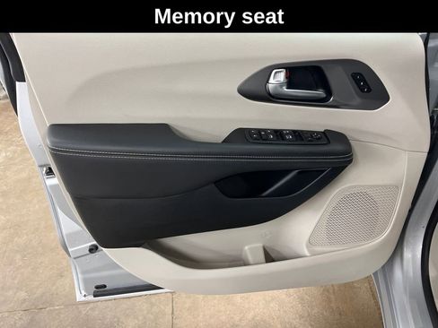 Used 2024 Chrysler Pacifica Touring-L image 13