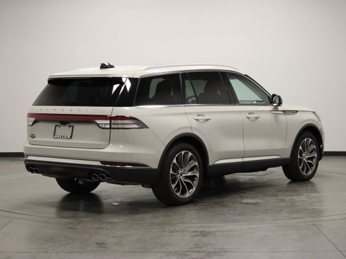 Used 2025 Lincoln Aviator Reserve w/ Illumination Package RWD image 8