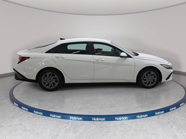 Used 2024 Hyundai Elantra SEL FWD image 5