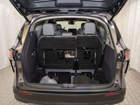 Used 2021 Toyota Sienna XLE w/ XLE Plus Package image 5