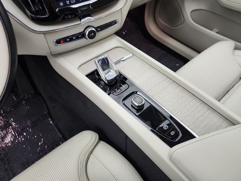 Used 2023 Volvo XC60 B5 Ultimate w/ Climate Package FWD image 11