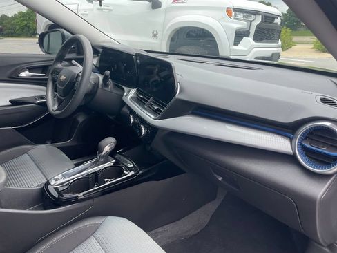 Used 2025 Chevrolet Trax LT FWD image 28