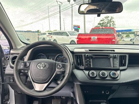 Used 2017 Toyota RAV4 LE AWD/4WD image 14