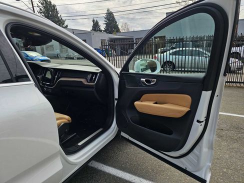 Used 2021 Volvo XC60 T5 Inscription w/ Protection Package Premier image 10