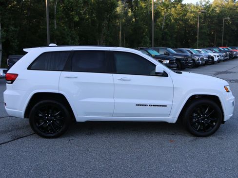 Used 2020 Jeep Grand Cherokee Altitude RWD image 9