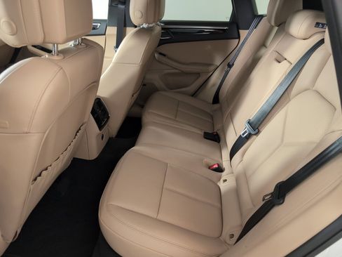 Certified 2025 Porsche Macan image 17