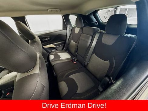 Used 2018 Jeep Cherokee Latitude FWD image 8