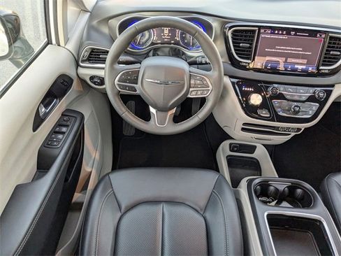 Used 2024 Chrysler Pacifica Touring-L image 16