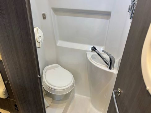 Used 2021 Mercedes-Benz Sprinter 2500 w/ Windows All Around Package image 28