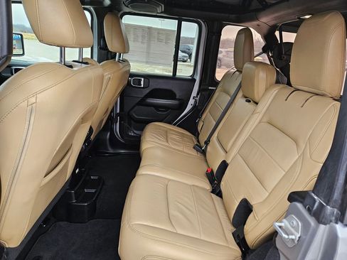 Used 2018 Jeep Wrangler Unlimited Sahara image 27