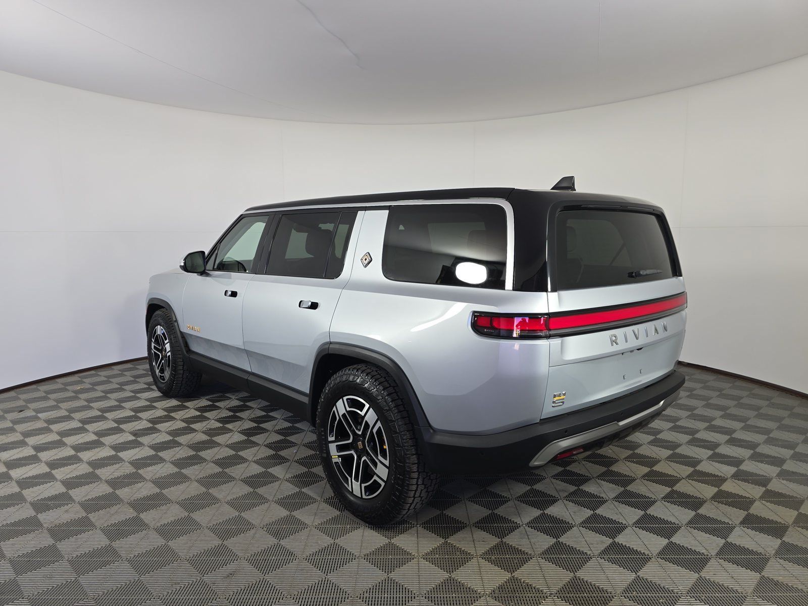 Used 2023 Rivian R1S Launch Edition Quad AWD/4WD image 3