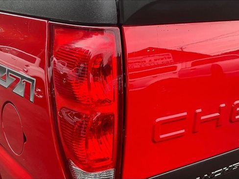 Used 2005 Chevrolet Avalanche Z71 w/ Sun And Sound Package AWD/4WD image 24