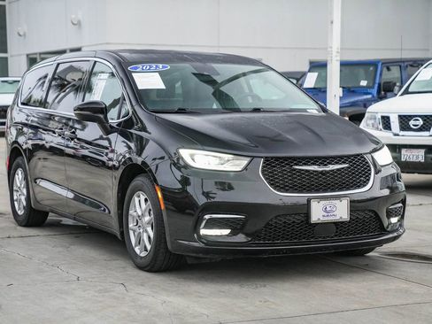 Used 2023 Chrysler Pacifica Touring-L image 3
