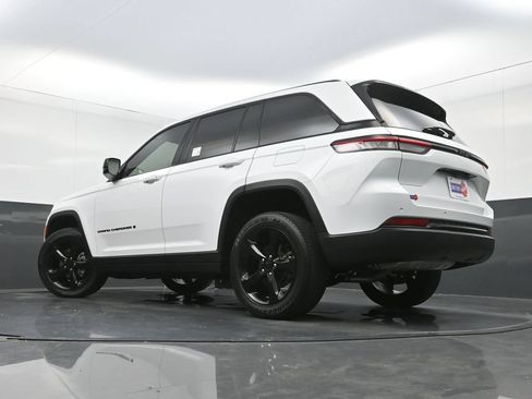 Used 2023 Jeep Grand Cherokee Altitude RWD image 30