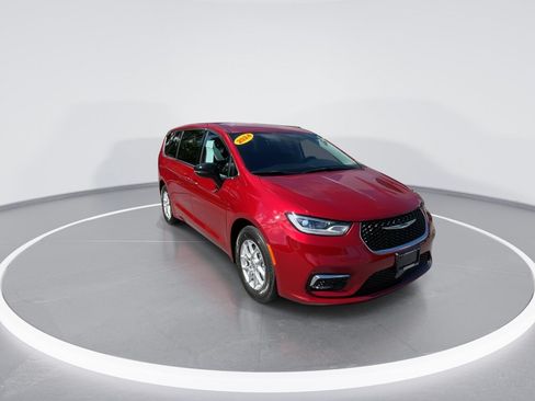 Used 2024 Chrysler Pacifica Touring-L FWD image 2