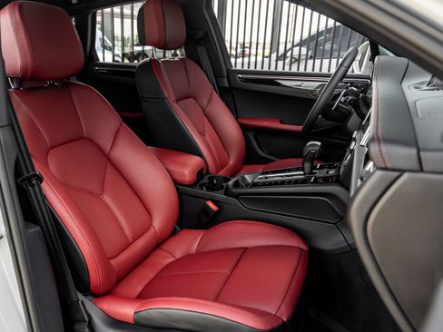 Certified 2025 Porsche Macan AWD/4WD image 40