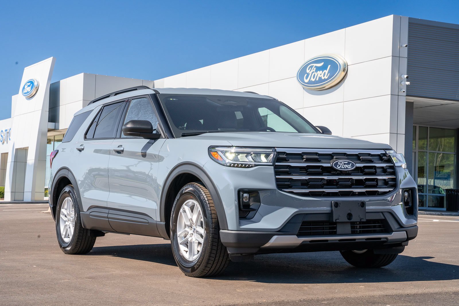 New 2027 Ford Explorer Active w/ Active Comfort Package RWD image 1