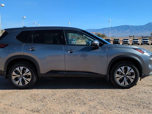 Used 2021 Nissan Rogue SV image 2