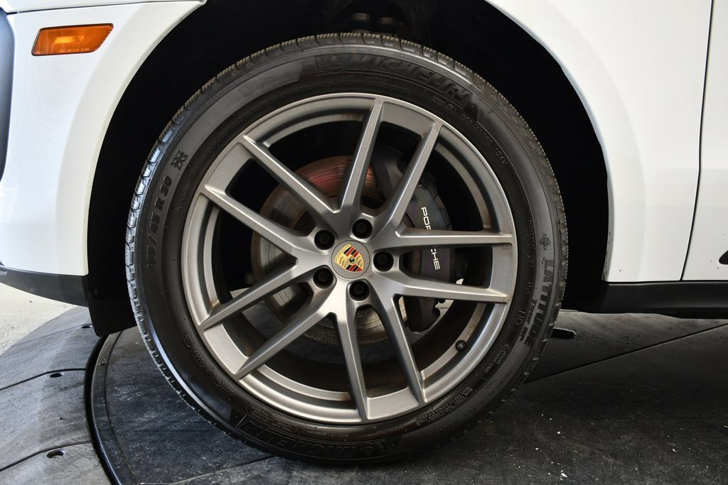 Certified 2023 Porsche Macan AWD/4WD image 13