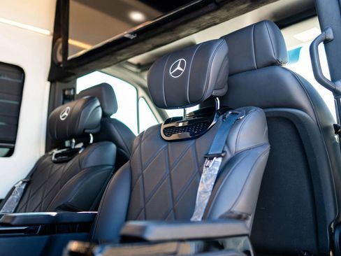 Used 2024 Mercedes-Benz Sprinter 2500 image 27