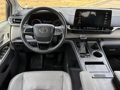 Certified 2023 Toyota Sienna Limited FWD image 27