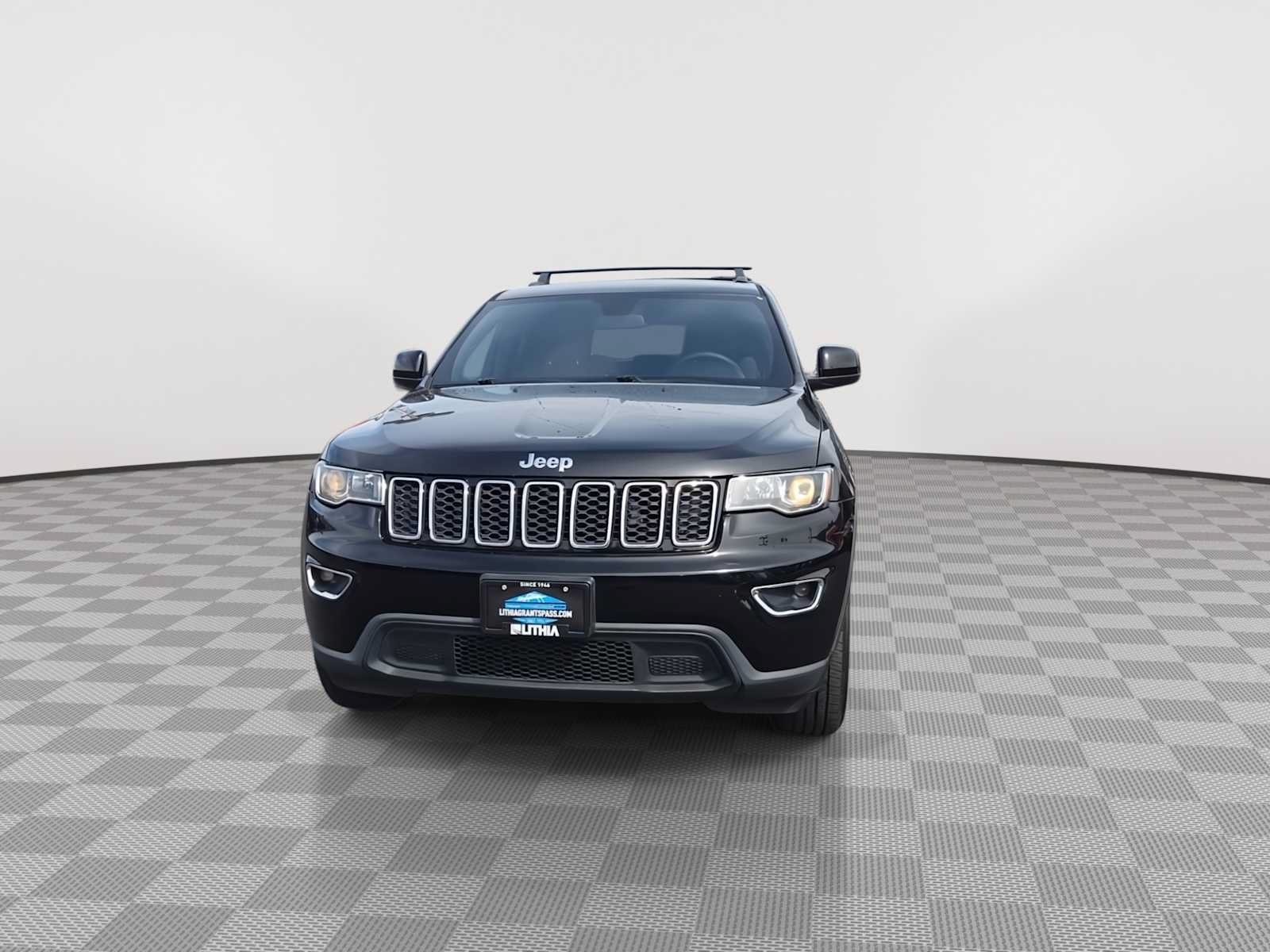 Used 2018 Jeep Grand Cherokee Laredo AWD/4WD image 3