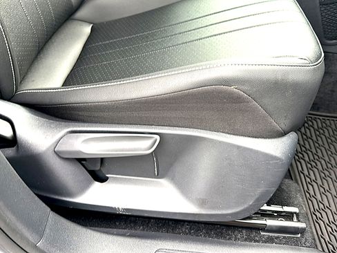 Used 2024 Volkswagen Tiguan SE image 25