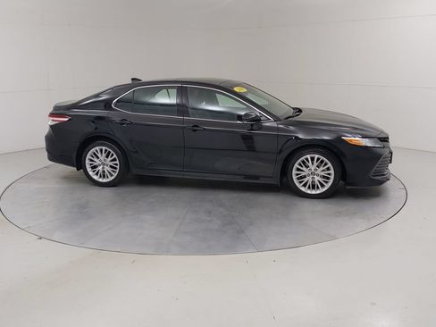 Used 2018 Toyota Camry XLE FWD image 11