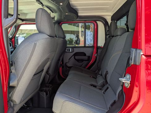 Used 2025 Jeep Gladiator Sport image 14