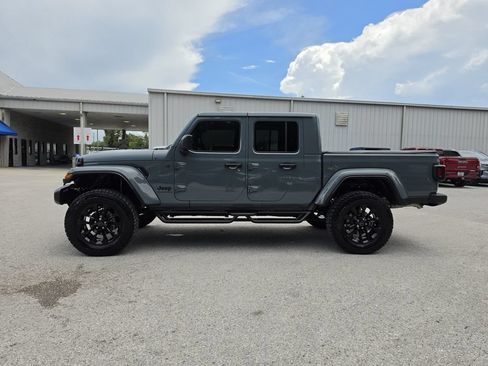 Used 2024 Jeep Gladiator Sport AWD/4WD image 5