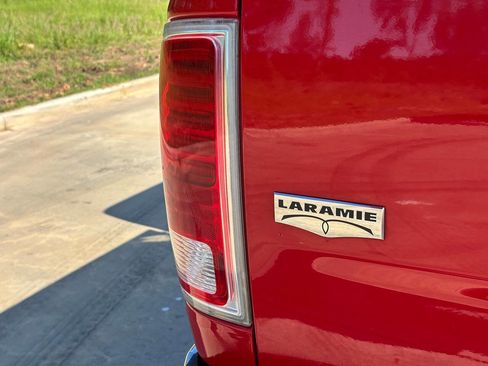 Used 2017 RAM 1500 Laramie AWD/4WD image 9