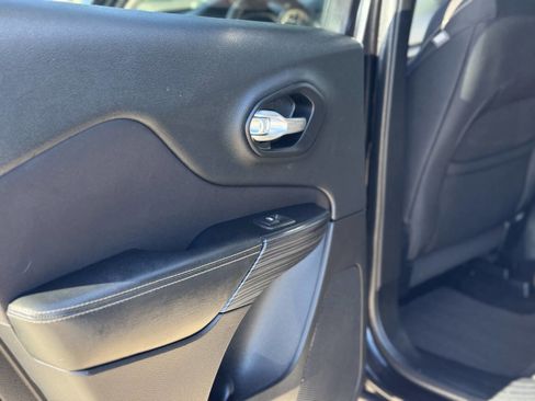 Used 2015 Jeep Cherokee Latitude w/ Comfort/Convenience Group AWD/4WD image 12