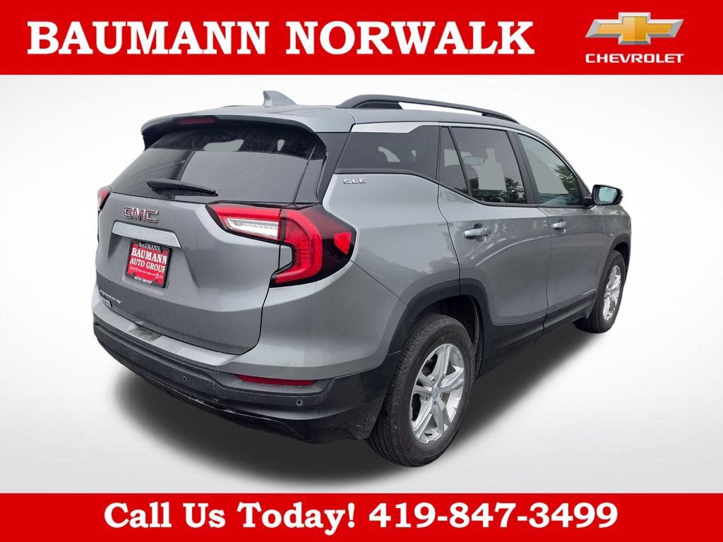Used 2024 GMC Terrain SLE w/ Driver Convenience Package FWD image 9