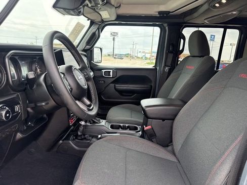 Used 2025 Jeep Wrangler Unlimited Rubicon AWD/4WD image 2
