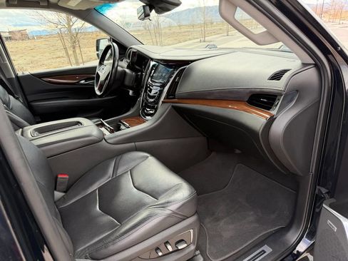 Used 2019 Cadillac Escalade ESV Premium Luxury image 17
