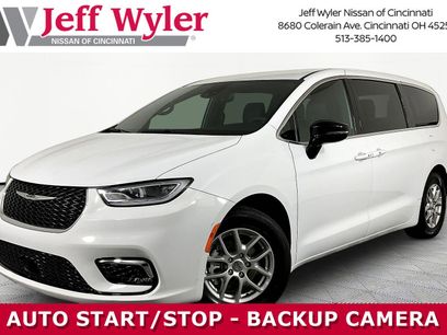 Used 2025 Chrysler Pacifica Select