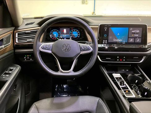 Used 2025 Volkswagen Atlas SE w/ Black Wheel Package image 8