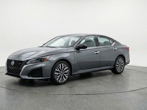 Used 2025 Nissan Altima 2.5 SV image 3