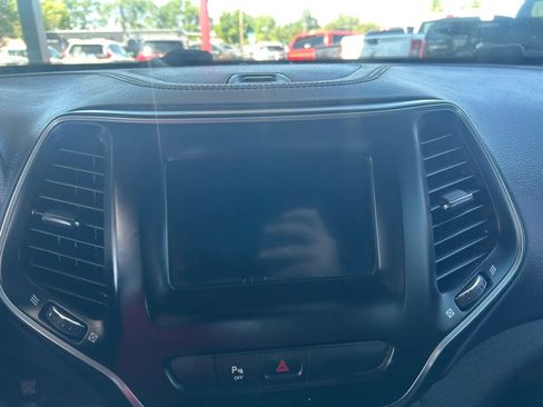 Used 2020 Jeep Cherokee Latitude Plus AWD/4WD image 22