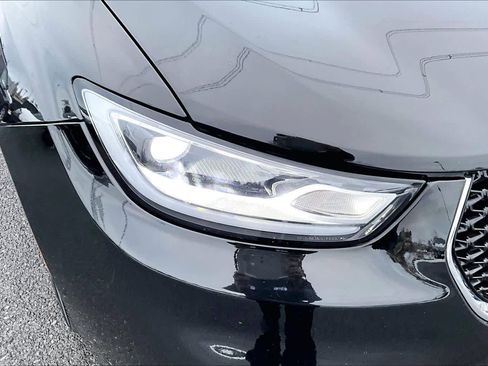 Used 2024 Chrysler Pacifica Touring-L image 31