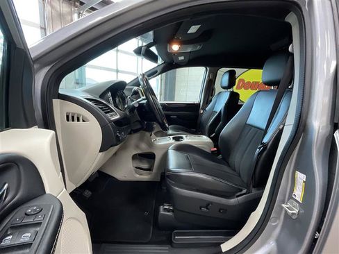 Used 2019 Dodge Grand Caravan SXT image 11