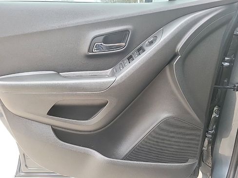 Used 2021 Chevrolet Trax LS image 25
